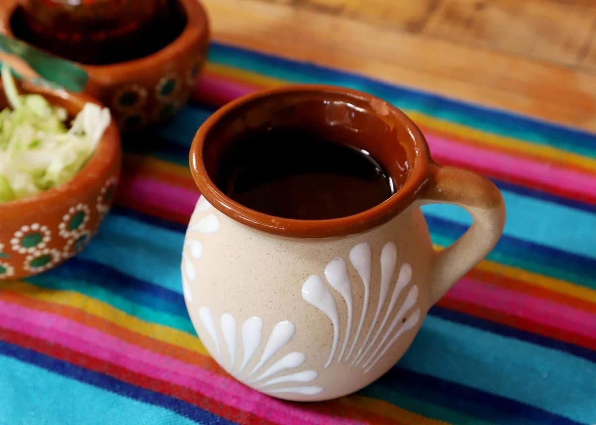 Café de olla recién hecho en jarrito de barro