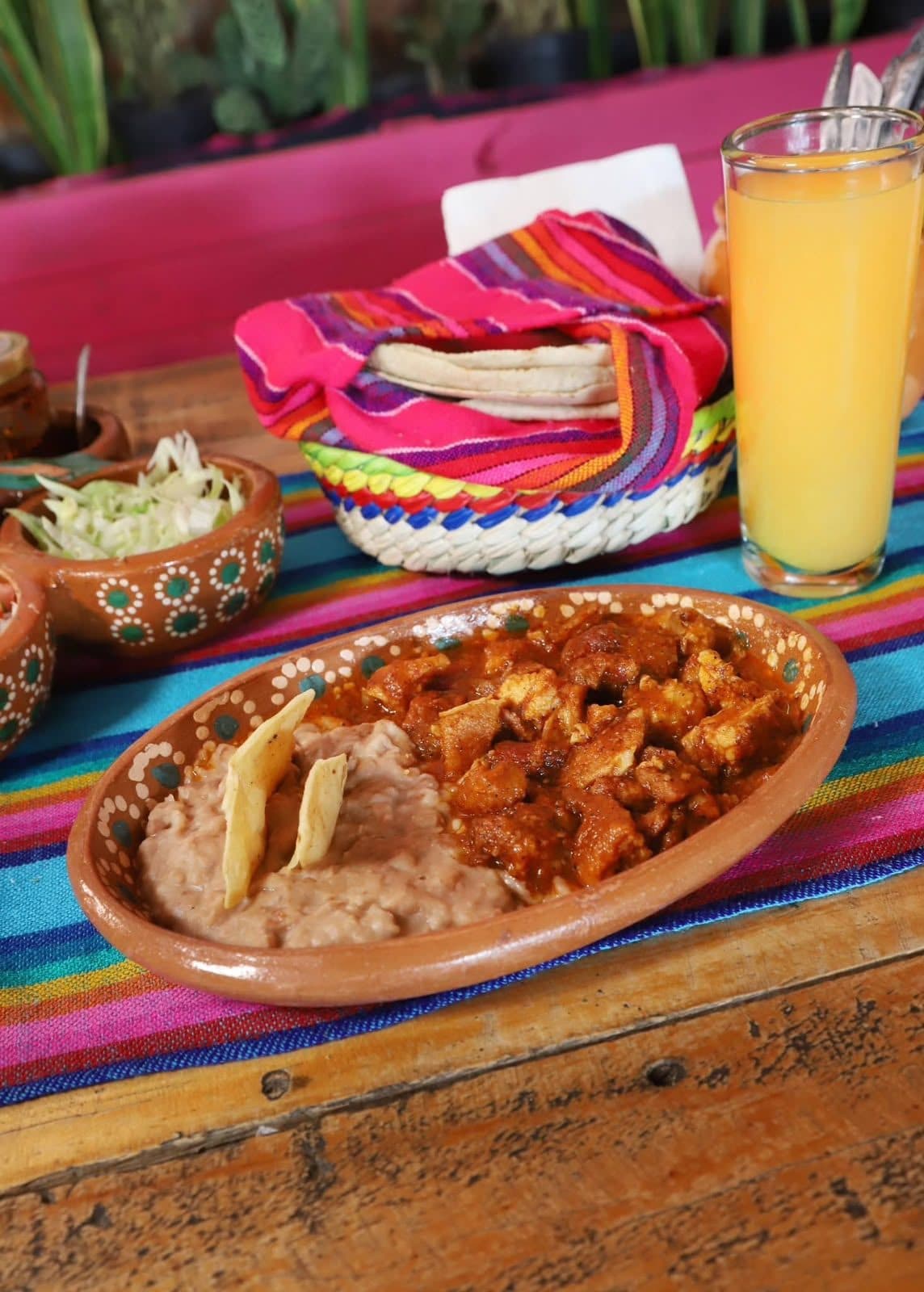 Chicharrón en salsa roja con frijoles