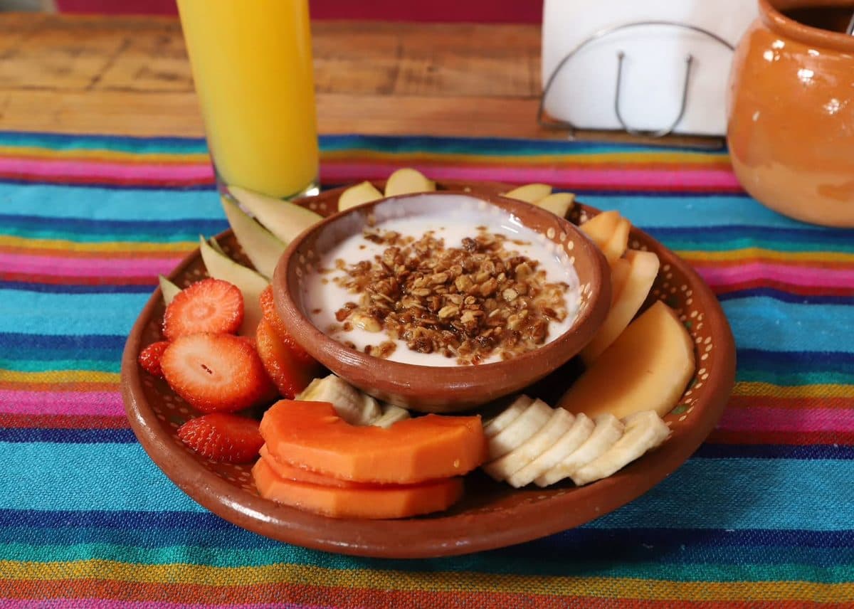 Fruta con yogurt y granola