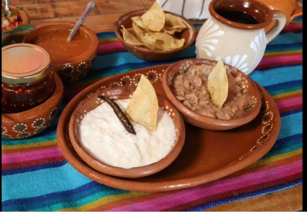 Jocoque con totopos y salsas